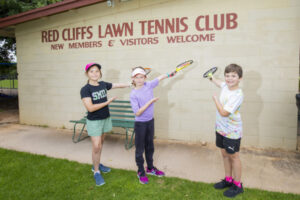 Club offers courts as flood crisis nears