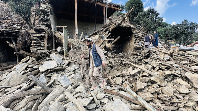 Quake survivors refuse to return